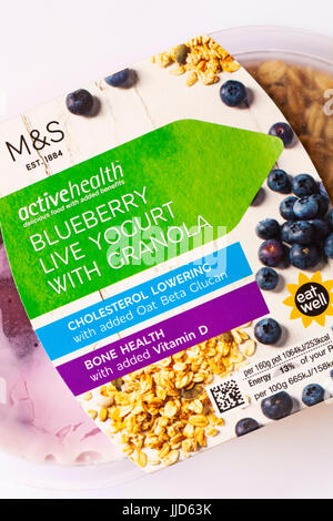 M & S Activehealth Blueberry live Joghurt mit Müsli Essen mit Zusatznutzen - cholesterinsenkende & Knochengesundheit mit hinzugefügt Vitamin D Stockfoto