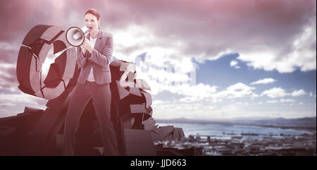 Geschäftsfrau, reden über ein Megaphon gegen Landschaft der Stadt und bewölktem Himmel Stockfoto