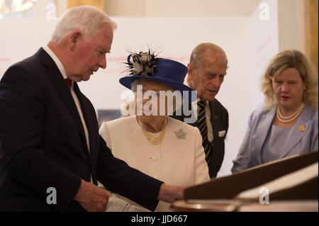 Königin Elizabeth II., begleitet von der Duke of Edinburgh, mit Kanada Generalgouverneur David Johnston während eines Besuchs in Kanada-Haus am Trafalgar Square, central London, Kanadas 150. Jubiläums der Eidgenossenschaft. Stockfoto