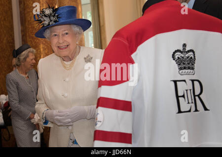 Königin Elizabeth II. bei einem Besuch in Kanada-Haus am Trafalgar Square, London und Kanadas 150. Jubiläums der Eidgenossenschaft. Stockfoto