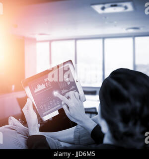 Geschäftsfrau mit digital-Tablette auf weißem Hintergrund gegen leeren Sitzungssaal im Büro Stockfoto