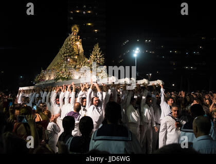 Prozession der Jungfrau Carmen (Virgen del Carmen). Los Boliches, Fuengirola, Malaga, Spanien. 16. Juli 2017. Stockfoto