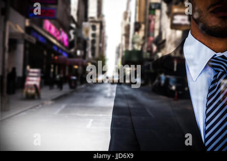 Mittleren Bereich der ernsthaften Geschäftsmann gegen Bild einer Stadt Stockfoto