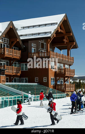 Grand Lodge und Skifahrer/Snowboarder, Peak 8, Breckenridge, Colorado USA Stockfoto