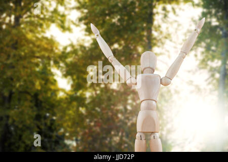 3D-Bild eines unbeschwerten hölzerne Figur gegen Bäume im Wald Stockfoto