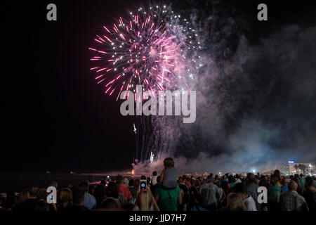 Feuerwerk am Strand während der jährlichen Feier der Jungfrau Carmen (Virgen del Carmen), Schutzpatron der Seeleute. Los Boiliches, Fuengirola, Malaga, Spanien. Stockfoto