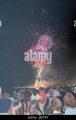 Feuerwerk am Strand während der jährlichen Feier der Jungfrau Carmen (Virgen del Carmen), Schutzpatron der Seeleute. Los Boiliches, Fuengirola, Malaga, Spanien. Stockfoto