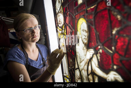 Monika Adamczak aus York Glaser, Großbritanniens älteste und größte Spezialist Glasmalerei Conservation Studio, die morgen ihr 50-jähriges Jubiläum feiern, stellt Isaac Segen Jakobs, eines der letzten Panels oder großen Ostfenster York Minster, die größte mittelalterliche Glasfenster in England. Stockfoto