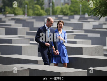 Der Herzog und die Herzogin von Cambridge zu Fuß durch das Holocaust-Mahnmal in Berlin, Deutschland. Stockfoto