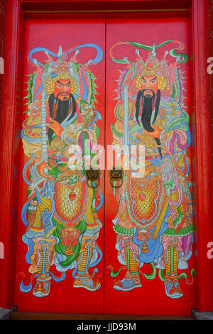 Traditionelle Art der öffentlichen Tempel Gates in China, die die alten Generäle auf beiden Seiten des Tores gemalt. Man nennt sie Tuer-Goettern in China. Stockfoto