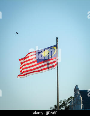 Malaysia-Fähnchen im Wind flog über den blauen Himmel Stockfoto