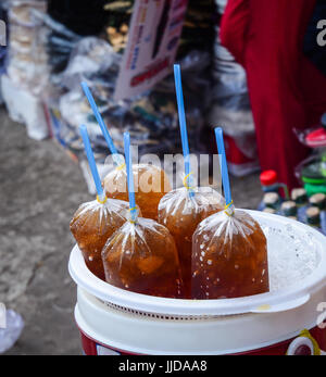 Lokale Getränke mit Eis auf der Straße in Saigon (Ho-Chi-Minh-Stadt), Süd-Vietnam. Stockfoto