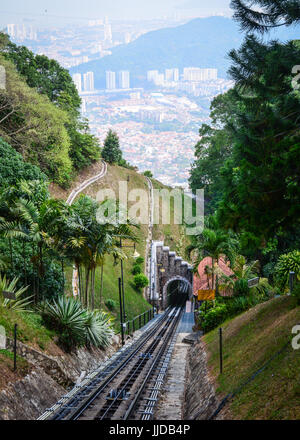 Anschlussbahn auf dem Hügel in Penang, Malaysia. Die Bahnstrecke ist ein eigen-Zug, der von Air Itam Penang Hill geht. Stockfoto