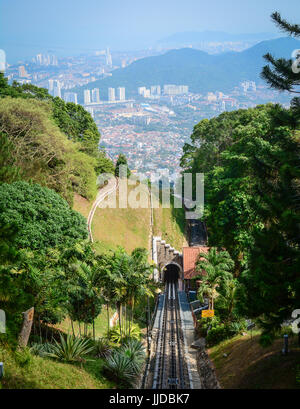 Anschlussbahn auf dem Hügel in Penang, Malaysia. Die Bahnstrecke ist ein eigen-Zug, der von Air Itam Penang Hill geht. Stockfoto