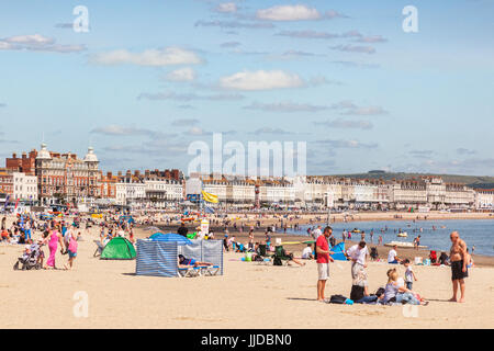 2. Juli 2017: Weymouth, Dorset, England, UK - Menschen, die an einem heißen Sommertag am belebten Strand Sonnenbaden. Stockfoto