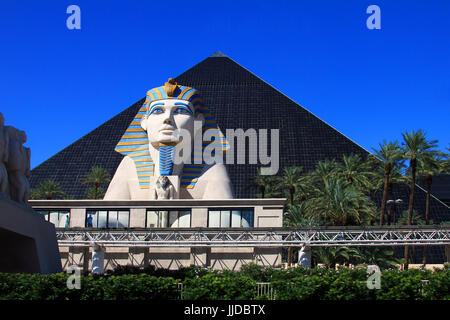 Las Vegas, USA - 22. September 2011: Ein Blick auf die Sphinx auf dem Luxor Hotel in Las Vegas gemahlen. Stockfoto