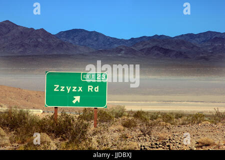 Zzyzx ist das letzte Wort im Wörterbuch und eine Straße in der kalifornischen Wüste. Stockfoto