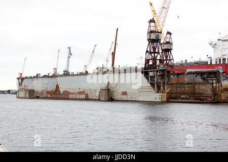 Werftindustrie, Schiffsbau, schwimmenden Trockendock in Werft Stockfoto