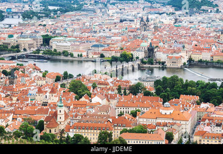 Luftaufnahme der Prager Altstadt mit der Karlsbrücke im Zentrum Stockfoto