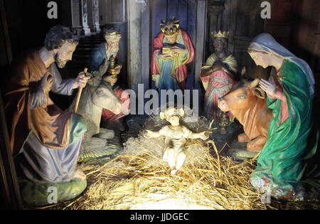 Weihnachtskrippe mit Hand farbige keramische Figuren Stockfoto