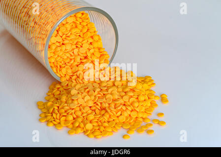 Industrielle Kunststoff-Pellets, Farbe industrielle Perlen auf weißem Hintergrund. Stockfoto