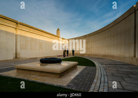 Besucher lesen Namen der britischen Streitkräfte getötet im Dienst an der Gedenkstätte am National Memorial Arboretum, Alrewas, Staffordshire, UK Stockfoto