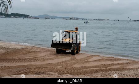 Planierraupe Gizmo schwere Erdbewegung bei der Arbeit am Strand von Pattaya Thailand Umweltkatastrophe Baumaschinen Baugeräte Stockfoto