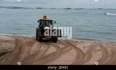 Planierraupe Gizmo schwere Erdbewegung bei der Arbeit am Strand von Pattaya Thailand Umweltkatastrophe Baumaschinen Baugeräte Stockfoto