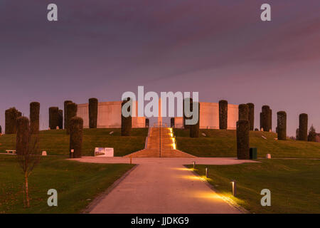 Armed Forces Memorial am späten Abend am National Memorial Arboretum, Alrewas, Staffordshire, UK Stockfoto