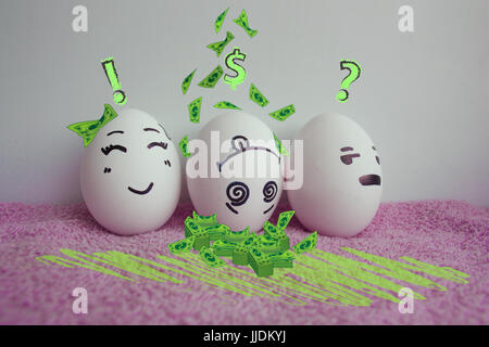 Konzept des Gewinns. Dollar-Stapel von Geld von oben. Eiern sind lustig mit Gesichtern. Das Konzept der Unzufriedenheit. Foto für Ihren Entwurf auf einem weißen staatlich Stockfoto