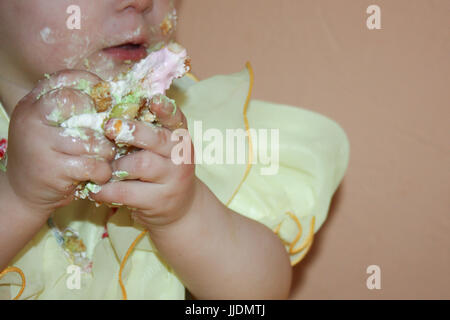 Süß und Karies. Der erste Tag der Geburt eines Kindes. ein Jahr. Baby Girl und Kuchen. Foto für Ihr Design. Stockfoto