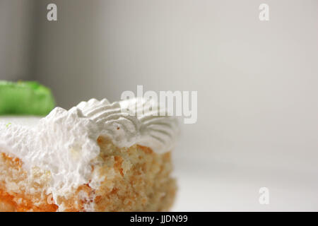 Stück Kuchen. Schuss auf weißem Hintergrund hautnah. Foto für Ihr Design. Stockfoto