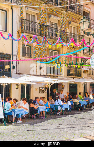 Lissabon Alfama Essen, Blick im Sommer von Touristen essen Mittagessen vor einem Restaurant in der Altstadt Alfama Stadtteil von Lissabon, Portugal. Stockfoto