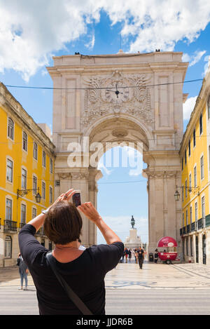 Lissabon Arco da Rua Augusta, Ansicht einer weiblichen Touristin, die ein Foto des Arco da Rua Augusta im Baixa-Viertel im Zentrum von Lissabon, Portugal, macht Stockfoto