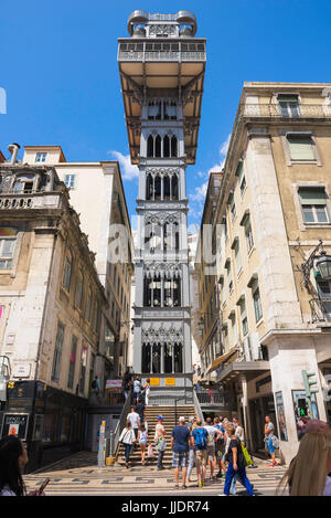 Lissabon Elevador de Santa Justa, Blick auf den Eiffel-inspirierten Elevador de Santa Justa von Rua Aurea in der Baixa Viertel von Lissabon, Portugal. Stockfoto