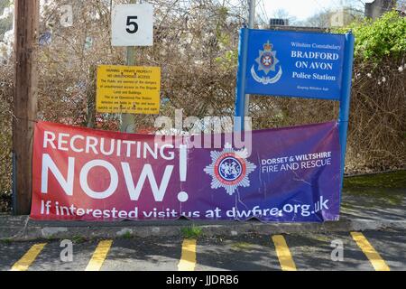 Rekrutierung-Banner für die Feuerwehr außerhalb Bradford auf Avon Polizei- und Feuerwache Stockfoto