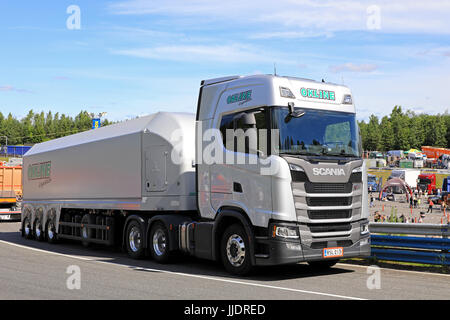 HAMEENLINNA, Finnland - 15. Juli 2017: Nächste Generation Scania R450 Auflieger für Float Glas von OKLine Transportlogistik auf Tawastia LKW Wochenende Stockfoto