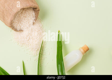 Milch und Reis in Schüssel auf hellen Hintergrund. Stockfoto