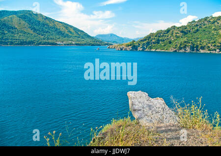 Blick auf den wunderschönen bergigen Ägäis Bucht von felsigen Gipfel an einem sonnigen Tag, Marmaris, Türkei Stockfoto