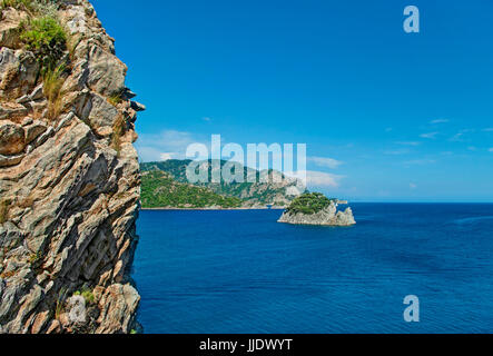 Blick auf die Ägäis und bergige Inseln mit Felsen im Vordergrund vor klaren blauen Himmel an sonnigen Tag in der Nähe Icmeler, Marmaris, Provinz Mugla, T Stockfoto