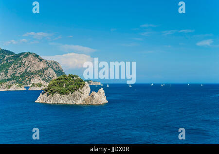 weiße Segelboote im Ägäischen Meer schweben zwischen felsigen Inseln an sonnigen Tag in der Nähe von Marmaris, Türkei Stockfoto