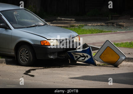 ein betrunkener Fahrer lief das Stop-Schild auf den Zebrastreifen. Der Unfall in der Stadt unterwegs Stockfoto