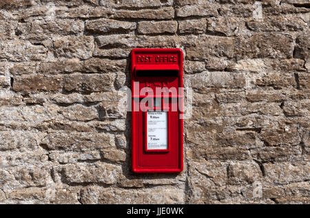 Briefkasten in Fritwell Dorf, Oxfordshire, England, UK Stockfoto