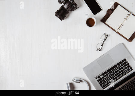 Raum für Fotografen, Grafik-Designer zu arbeiten. Flach lag der Laptop, Kamera, Colorchart, digital-Tablette, Kaffeetasse, buchen, Bleistift auf Holztisch. Stockfoto