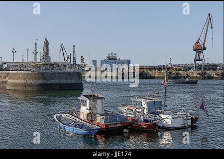 Angeln, Hafen und Statue der Virgen del Carmen in der Mole am unteren Rand der Ortschaft Santurtzi, Bilbao, Vizcaya, Baskenland, Spanien Stockfoto