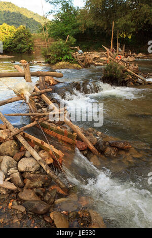 Lauf des Datenstroms micro hydro Stromerzeugung improvisiert. , Laos Stockfoto