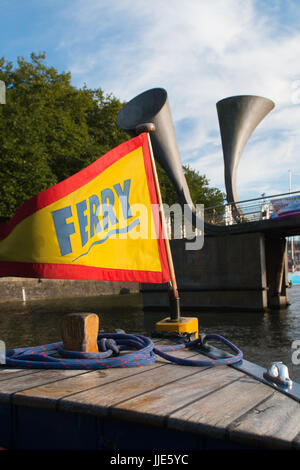 BRISTOL: Fähre nähert sich Peros Brücke über St. Augustine Reach Stockfoto