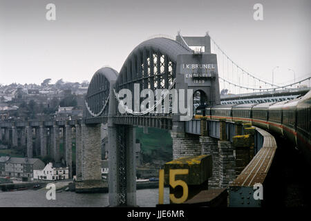 Zugfahrt von London Paddington nach Penzance in 1985.Brunel entwickelt Royal Albert Bridge im Jahre 1855 für Cornwall Railway, nachdem das Parlament seinen ursprünglichen Plan für eine Eisenbahnfähre über den Hamoaze lehnt – die Mündung der Gezeiten Tamar, Tavy und Lynher. Die Brücke (der Bogensehne Balken bzw. gebundenen Bogenkonstruktion) besteht aus zwei großen Spannweiten von 455 ft (139 m), 100 ft (30 m) über mittlere hohe Springflut zuzüglich 17, die viel kürzeren Ansatz umfasst.  British Rail Intercity 125 Zugfahrt fotografierte für den Sunday Express Magazine mit Genehmigung im Jahr 1985. Erster und zweiter Klasse reisen anzeigen Stockfoto