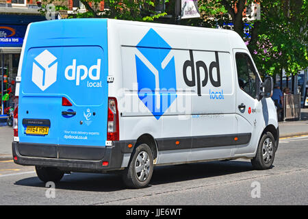 Paket Lieferung UK von DPD Dynamic Parcel Distribution Firma im Besitz von GeoPost Tochter der französischen La Poste mit neuen blauen van lokale in Brentwood UK Stockfoto