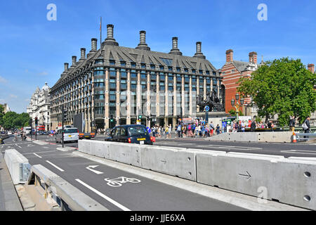 Westminster Bridge Stahl & konkrete Leitplanke Neuware statt nach Fußgänger Tötungen auf Bürgersteig Portcullis House über London UK Stockfoto